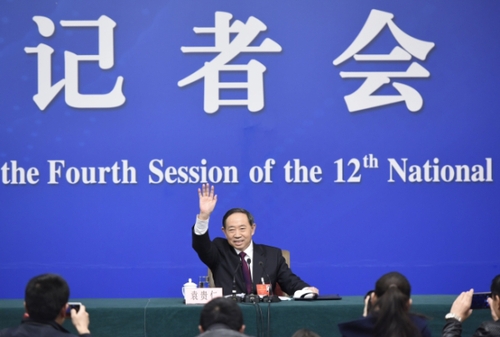 新华社照片，北京，2016年3月10日 
    教育部长袁贵仁答记者问
    3月10日，十二届全国人大四次会议新闻中心举行记者会，邀请教育部部长袁贵仁就“教育改革和发展”的相关问题回答中外记者的提问。这是袁贵仁向记者挥手致意。
    新华社记者 陈益宸 摄