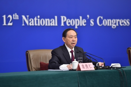 新华社照片，北京，2016年3月10日 
    教育部长袁贵仁答记者问
    3月10日，十二届全国人大四次会议新闻中心举行记者会，邀请教育部部长袁贵仁就“教育改革和发展”的相关问题回答中外记者的提问。这是袁贵仁在回答记者提问。
    新华社记者 李鑫 摄