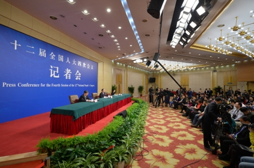 新华社照片，北京，2016年3月10日 
    教育部长袁贵仁答记者问
    3月10日，十二届全国人大四次会议新闻中心举行记者会，邀请教育部部长袁贵仁就“教育改革和发展”的相关问题回答中外记者的提问。
    新华社记者 李鑫 摄