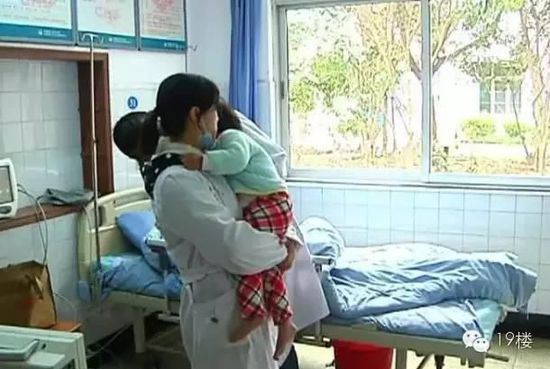 母亲落海把女儿放肚皮上漂浮 女儿获救她被冲走