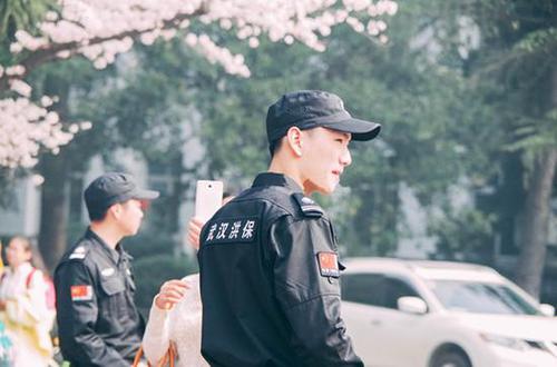 武大樱花节走红保安