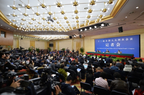 新华社照片，北京，2016年3月11日
    环保部长陈吉宁答记者问
    3月11日，十二届全国人大四次会议新闻中心举行记者会，邀请环境保护部部长陈吉宁就“加强生态环境保护”的相关问题回答中外记者的提问。
    新华社记者 李鑫 摄
