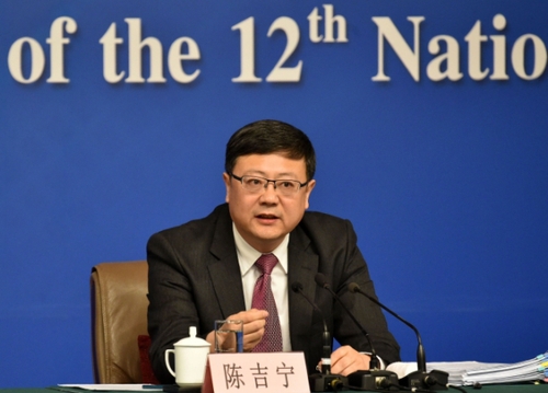 新华社照片，北京，2016年3月11日
    环保部长陈吉宁答记者问
    3月11日，十二届全国人大四次会议新闻中心举行记者会，邀请环境保护部部长陈吉宁就“加强生态环境保护”的相关问题回答中外记者的提问。这是陈吉宁在回答记者提问。
    新华社记者 赵颖全 摄