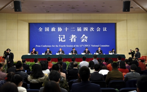 新华社照片，北京，2016年3月11日 
   政协委员谈提振经济发展信心
   3月11日，全国政协十二届四次会议在北京梅地亚两会新闻中心召开记者会，邀请全国政协委员傅成玉、孙荫环、卢志强、王文彪、徐冠巨就提振经济发展信心，企业在调整结构、转型升级、提质增效中发挥积极作用回答记者提问。 
    新华社记者 陈益宸 摄