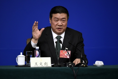 新华社照片，北京，2016年3月11日 
   政协委员谈提振经济发展信心
   3月11日，全国政协十二届四次会议在北京梅地亚两会新闻中心召开记者会，邀请全国政协委员傅成玉、孙荫环、卢志强、王文彪、徐冠巨就提振经济发展信心，企业在调整结构、转型升级、提质增效中发挥积极作用回答记者提问。这是王文彪委员在回答记者提问。 
    新华社记者 陈益宸 摄