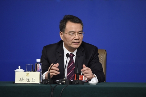 新华社照片，北京，2016年3月11日 
   政协委员谈提振经济发展信心
   3月11日，全国政协十二届四次会议在北京梅地亚两会新闻中心召开记者会，邀请全国政协委员傅成玉、孙荫环、卢志强、王文彪、徐冠巨就提振经济发展信心，企业在调整结构、转型升级、提质增效中发挥积极作用回答记者提问。这是徐冠巨委员在回答记者提问。 
    新华社记者 陈益宸 摄
