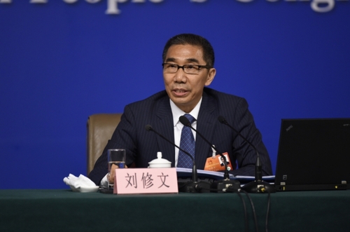 新华社照片，北京，2016年3月11日
    柳斌杰等五位全国人大相关负责人答记者问
    3月11日，十二届全国人大四次会议新闻中心举行记者会，邀请全国人大教育科学文化卫生委员会主任委员柳斌杰、全国人大环境与资源保护委员会委员蒲长城、全国人大农业与农村委员会委员张晓山、全国人大常委会预算工作委员会副主任刘修文、全国人大常委会办公厅秘书局巡视员傅文杰就“人大监督工作”的相关问题回答中外记者的提问。这是刘修文在回答记者提问。
    新华社记者 陈益宸 摄