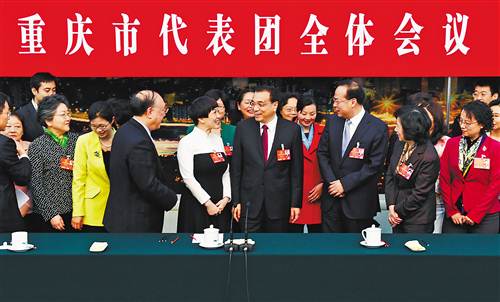 3月8日，中共中央政治局常委、国务院总理李克强在参加十二届全国人大四次会议重庆代表团审议时，现场女代表提议总理会后和女同胞们合影，李克强当即答应，并向在场的所有女代表，以及参加两会的全体女代表、女委员和女工作人员致以节日问候。