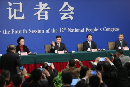 新华社照片，北京，2016年3月12日
    国资委主任肖亚庆等就“国企改革”答记者问
    3月12日，十二届全国人大四次会议新闻中心举行记者会，邀请国务院国有资产监督管理委员会主任肖亚庆、副主任张喜武、副主任黄丹华和副秘书长、新闻发言人彭华岗就“国企改革”的相关问题回答中外记者的提问。
    新华社记者 陈君清 摄