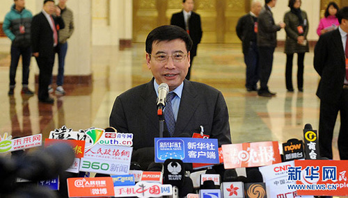 图为工业和信息化部部长苗圩在部长通道接受采访。陈竞超 摄