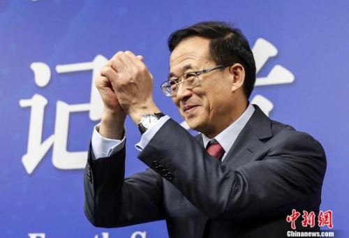 3月12日，十二届全国人大四次会议新闻中心举行记者会，邀请中国银行业监督管理委员会主席尚福林、中国证券监督管理委员会主席刘士余、中国保险监督管理委员会主席项俊波回答中外记者的提问。图为刘士余向记者打招呼。 <a target='_blank' href='http://www.chinanews.com/'>中新社</a>记者 张浩 摄