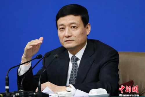 3月12日，十二届全国人大四次会议新闻中心举行记者会，邀请国务院国有资产监督管理委员会主任肖亚庆、副主任张喜武、副主任黄丹华和副秘书长、新闻发言人彭华岗就“国企改革”的相关问题回答中外记者的提问。图为肖亚庆答记者问。 <a target='_blank' href='http://www.chinanews.com/'>中新社</a>记者 张浩 摄