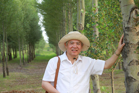 易解放的丈夫杨安泰也全身心投入到了这个公益行动中。