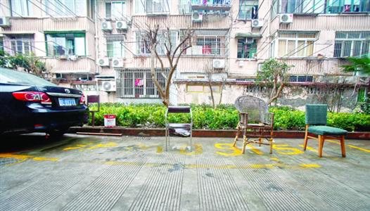 一些小区停车位紧张，居民使用各种方法“圈占”停车位。