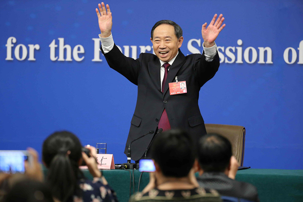 三月十日，十二届全国人大四次会议新闻中心举行的记者会上，袁贵仁明确表示：“经过中央决策，“十三五”期间，中国义务教育仍然为九年。” 齐波 摄
