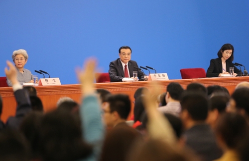 新华社照片，北京，2016年3月16日 
    李克强总理与中外记者见面 
    3月16日，国务院总理李克强在北京人民大会堂与中外记者见面，并回答记者提问。 
    新华社记者 刘卫兵 摄