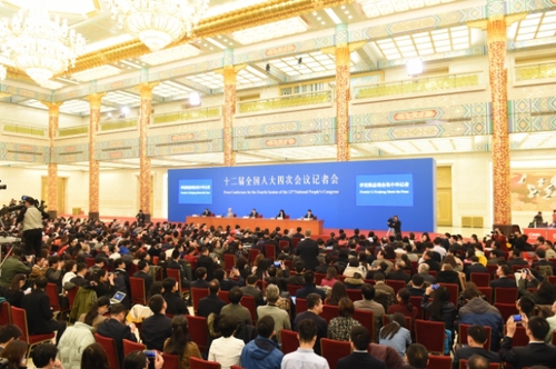 新华社照片，北京，2016年3月16日 
    李克强总理与中外记者见面 
    3月16日，国务院总理李克强在北京人民大会堂与中外记者见面，并回答记者提问。 
    新华社记者 杨宗友 摄

