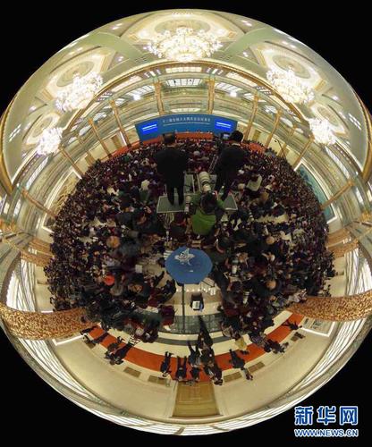 3月16日，国务院总理李克强在北京人民大会堂与中外记者见面，并回答记者提问（全景相机拍摄）。新华社记者 王建华 摄 1