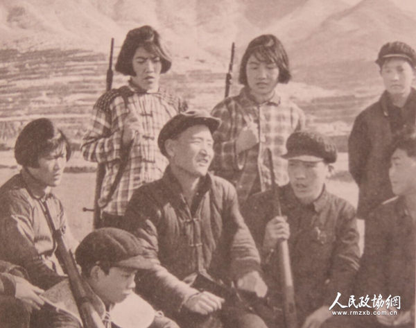 曾经和焦裕禄一起当过民兵的山东淄博市北崮山村社员郑汝信（中）向民兵讲述焦裕禄在家乡当民兵时的战斗事迹