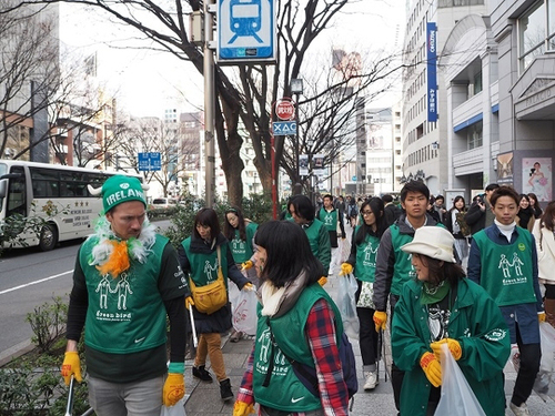日本人难忍巴黎脏乱差 组团打扫卫生