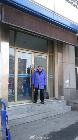 老人自称88岁，因自己的老伴取不出钱都被“气死了”，才出此举动。