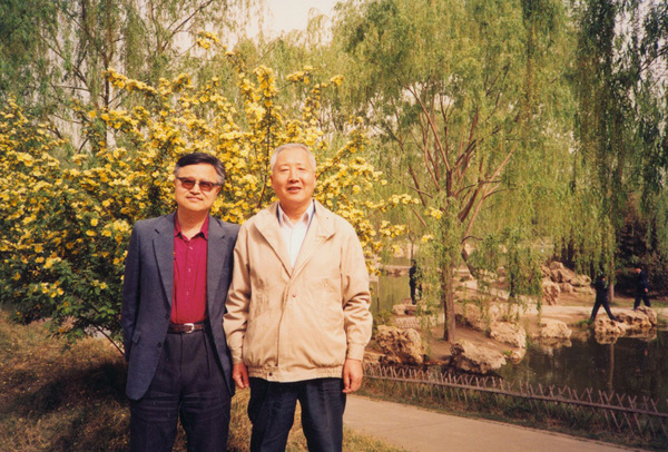 1994年，于是之和童道明在紫竹院公园合影