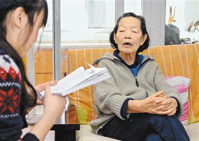 吴合在家里为上门求医的患者诊治