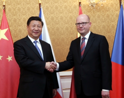 新华社照片，布拉格，2016年3月29日
    习近平会见捷克总理索博特卡 
    3月29日，国家主席习近平在布拉格会见捷克总理索博特卡。 
    新华社记者鞠鹏摄