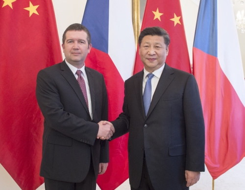 新华社照片，布拉格，2016年3月29日
    习近平会见捷克众议院主席哈马切克
    3月29日，国家主席习近平在布拉格会见捷克众议院主席哈马切克。 
    新华社记者王晔摄
