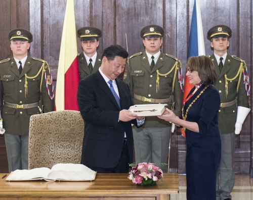 新华社照片，布拉格，2016年3月29日
    习近平接受布拉格城市钥匙
    当地时间3月29日，国家主席习近平在捷克布拉格会见布拉格市长科尔娜乔娃，并接受科尔娜乔娃代表该市赠予的城市钥匙。
    新华社记者 王晔 摄