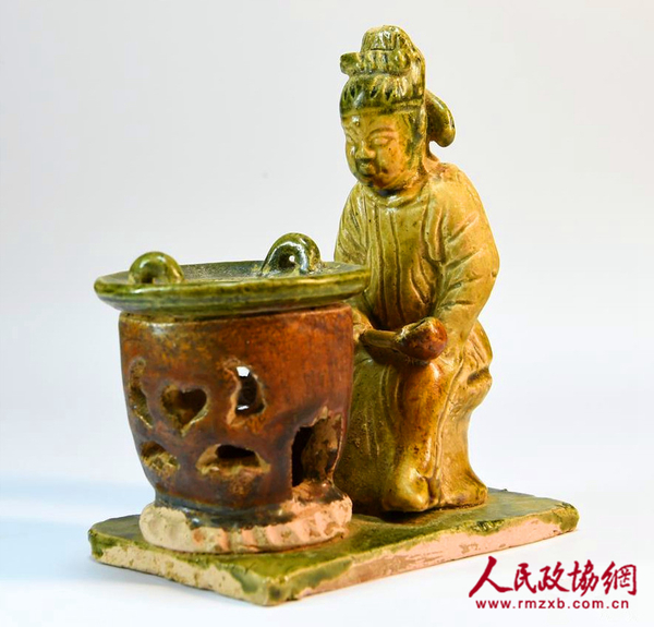 唐三彩“陆羽煮茶图”，河南巩义出土。