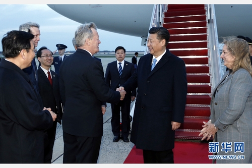 3月30日，国家主席习近平抵达美国首都华盛顿，应美国总统奥巴马邀请，出席第四届核安全峰会。美国政府高级官员到机场迎接习近平。 新华社记者 鞠鹏 摄