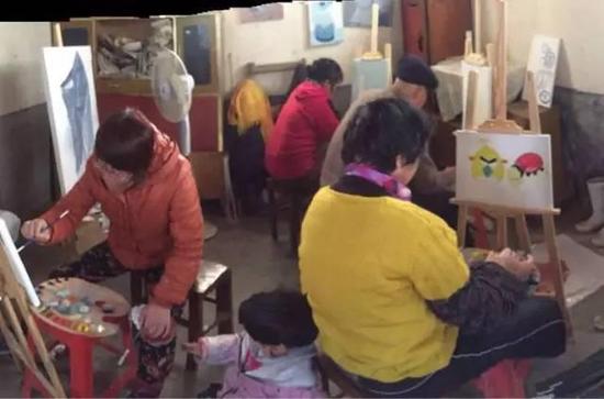 王珍风在画班学画的情形。大姐，你画的愤怒的小鸟逗谁呢？