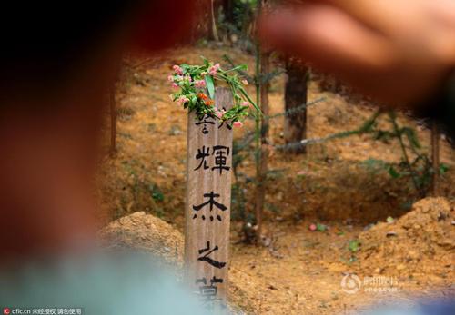 脱帽、默哀、敬礼，简单的仪式承载了官兵与警犬之间深厚的战友情谊。
