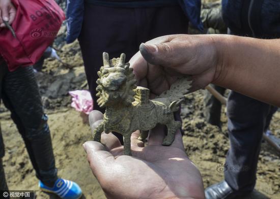 2016年3月31日，中国大运河河南滑县段（现称卫河）断流清淤，文物收藏爱好者在挖宝现场买到的铜麒麟。