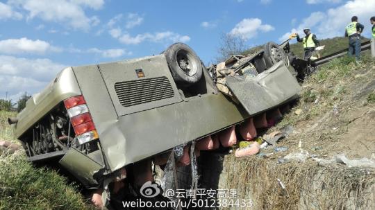 昆楚高速一旅游大巴翻车，3人现场死亡。　网络图 摄