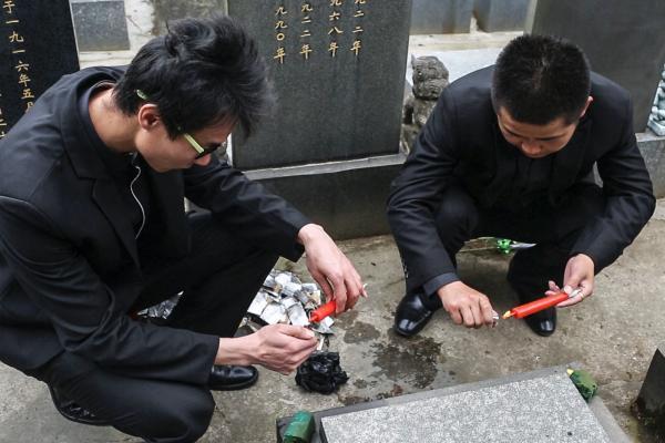 代扫墓者拒绝代哭代跪