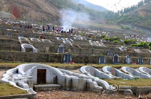 广东陆丰“坟爷”被查处 非法占地建3232座墓穴