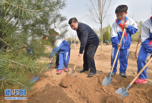4月5日，党和国家领导人习近平、李克强、张德江、俞正声、刘云山、王岐山、张高丽等来到北京市大兴区西红门镇参加首都义务植树活动。这是习近平同大家一起植树。 新华社记者 李涛 摄