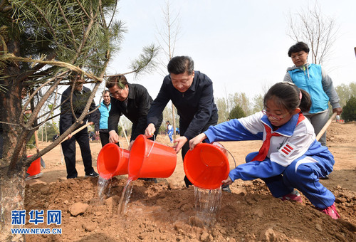 4月5日，党和国家领导人习近平、李克强、张德江、俞正声、刘云山、王岐山、张高丽等来到北京市大兴区西红门镇参加首都义务植树活动。 这是习近平同大家一起给刚栽下的树苗浇水。新华社记者 李学仁 摄