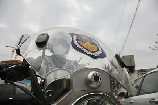 警用摩托装记录仪 实时取证还能回放给司机看