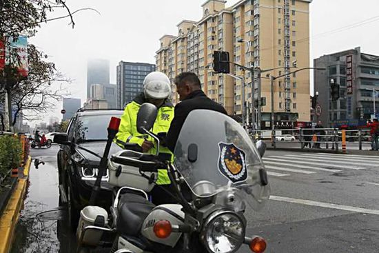 警用摩托装记录仪 实时取证还能回放给司机看