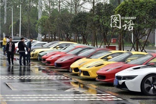 一位市民甚至认出了其中一辆价值近千万的迈巴赫豪车疑是马云来成都坐过。