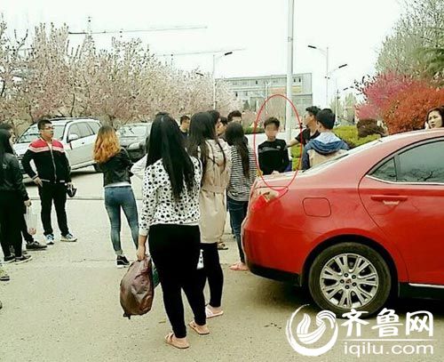 男子在学校被抓