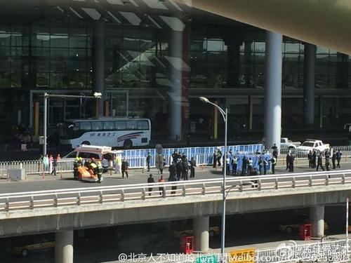 据网友爆料：首都机场T3航站楼有人跳桥(图)
