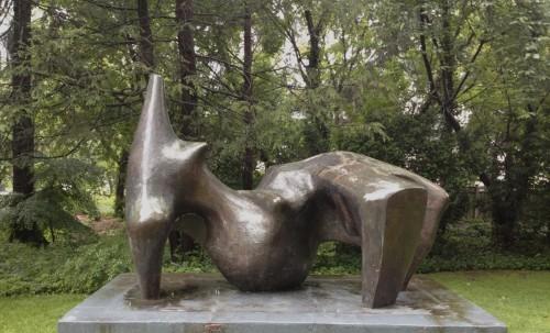 亨利·摩尔，《侧卧的人》（Reclining Figure）.jpg