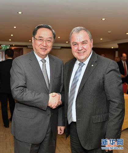 4月10日，全国政协主席俞正声在前往非洲三国进行正式友好访问途中过境马耳他，在瓦莱塔会见马耳他议长法鲁贾。 新华社记者 高洁 摄