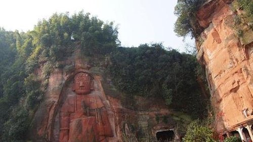 在宜宾市屏山县龙华镇八仙上，有一尊高达32米的立佛，被称为龙华八仙山大佛。近日，屏山县人民政府及文保部门表示，为了更好地保护龙华大佛，希望通过成都商报面向社会征集大佛身世的解答，以期解开龙华大佛身世之谜。