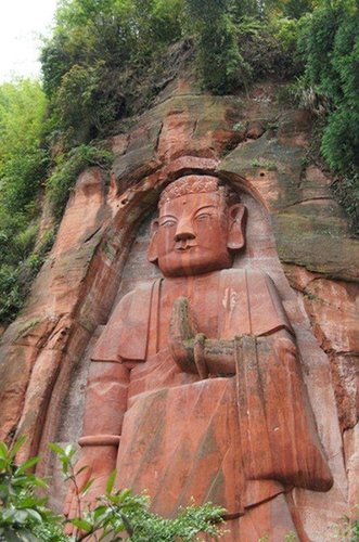 自从阿富汗巴米扬大佛被塔利班武装炸毁后，这座偏居川南深山悬崖之上的大佛，成为目前世界第一大立佛。