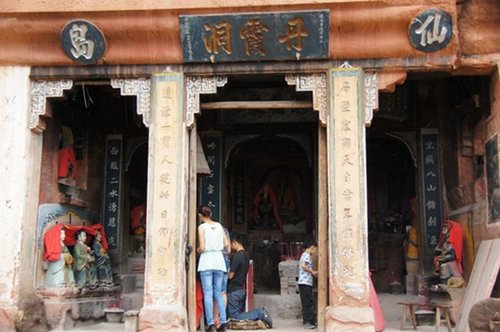 　但为何凿刻、何人凿刻，至今没有找到相关文献资料，这也让大佛的身世至今成谜。